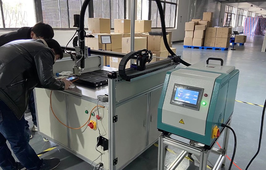 三轴滤清器涂胶